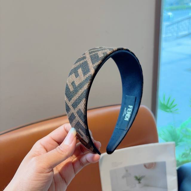with packaging Fendi Fendi classic new high version double-layer big brand head