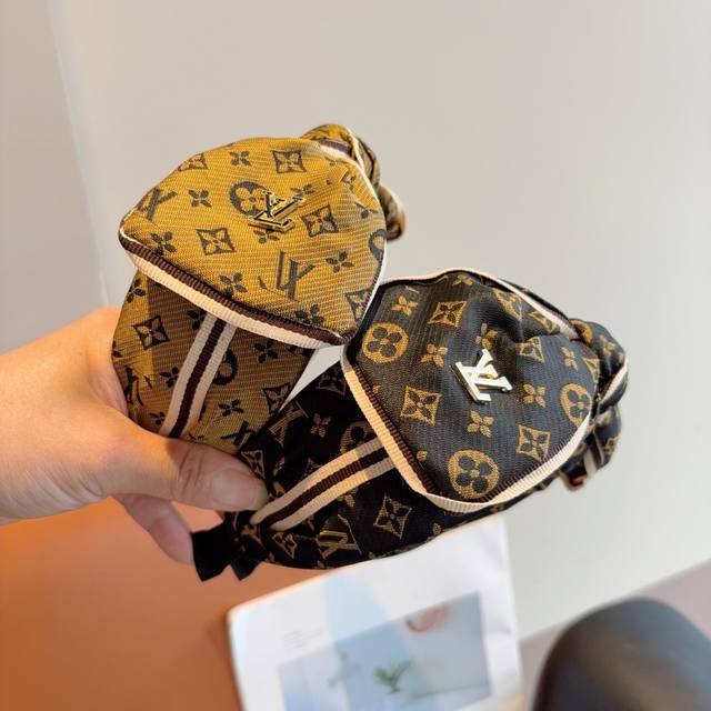 with packaging Lv Louis Vuitton's hottest new bow headband, fashionable headban