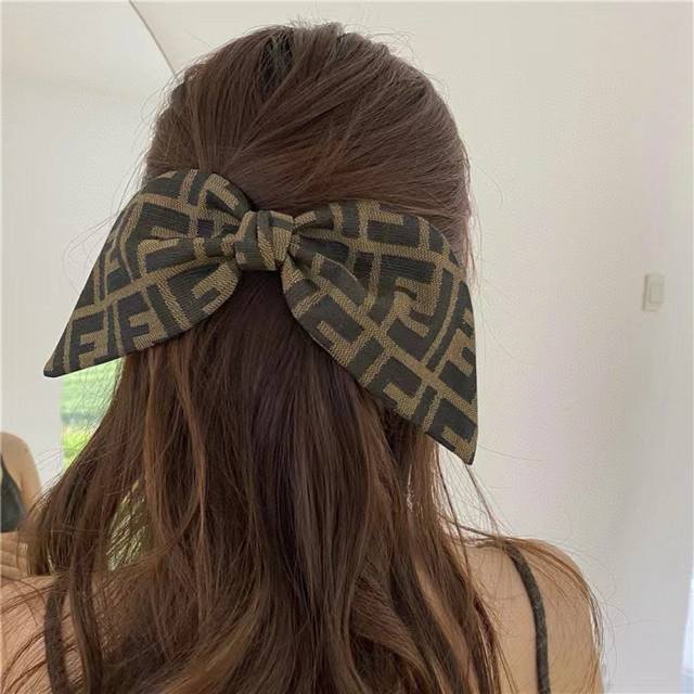 with packaging Fendi Fendi counter new hairpin, classic sweet princess wind dia