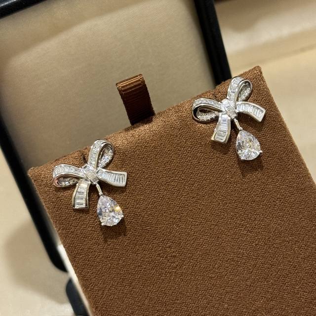 S0036 The new Graff water drop bow earrings are a stunning design! You will be m
