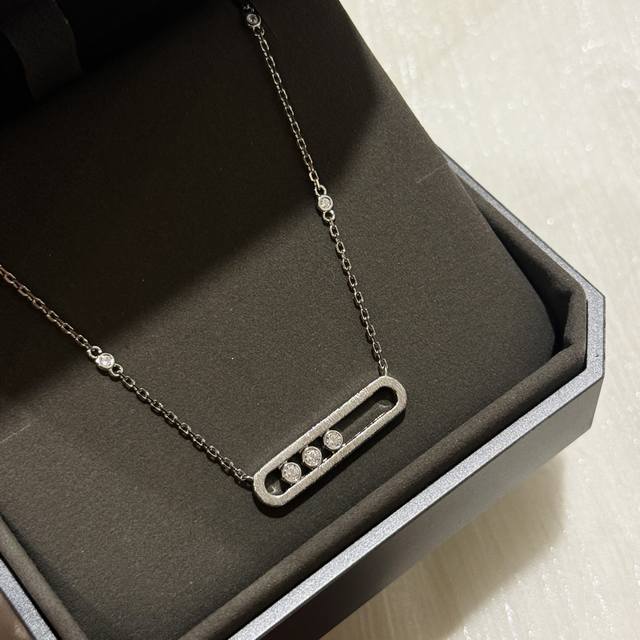 A6126 Messika's new brushed three-diamond sliding necklace. The master's hand-br