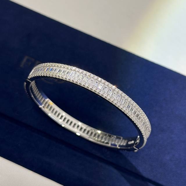 A3125 A big brand wide bracelet with full diamonds is really dazzling. I love th
