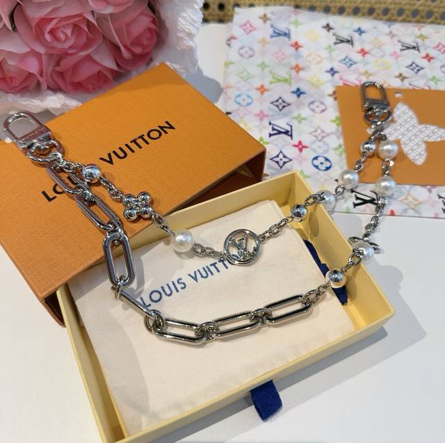 Lv Keychain Bag Chain Figaro Belt Chain is a double chain design forged from lus