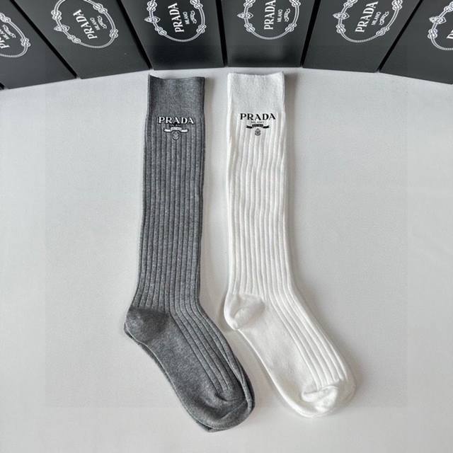 Special packaging Prada Prada hot-selling new light luxury knee-high calf socks