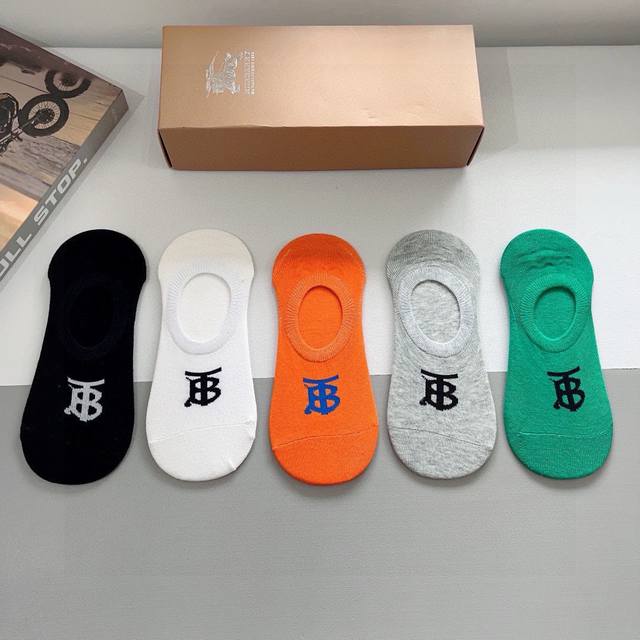 comes with packaging. 5 pairs of Burberry boat socks in a box. Super popular sm