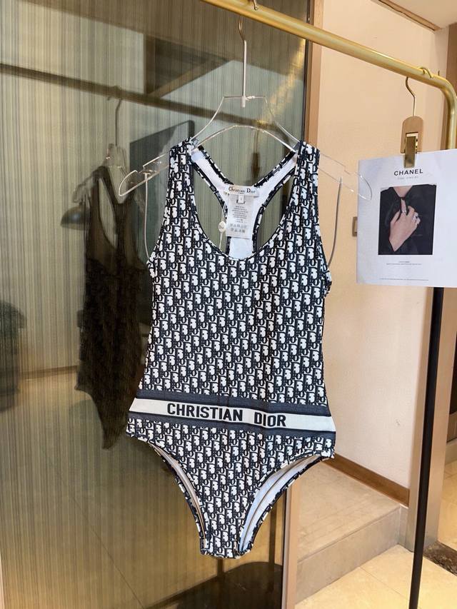 Dior Dior long-sleeved one-piece swimsuit, slim waist and long legs! Super nice.