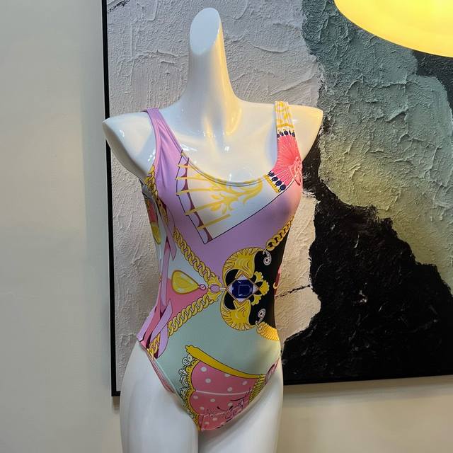 Versace one-piece swimsuit is suitable for a variety of scenarios