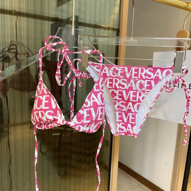 Versace bikini is suitable for a variety of scenarios. You can wear it inside or