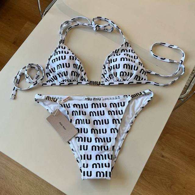 Miumiu new two-piece swimsuit is suitable for a variety of scenarios