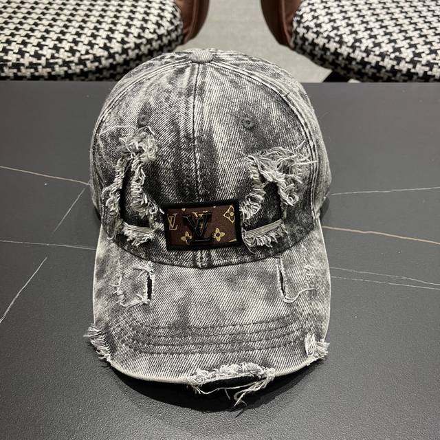 Lv Louis Vuitton new denim hole baseball cap, original denim fabric, meticulous