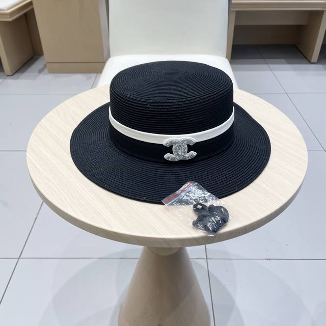 Chanel Chanel's new flat-top straw hat, made of fine straw, the hat shape is sup