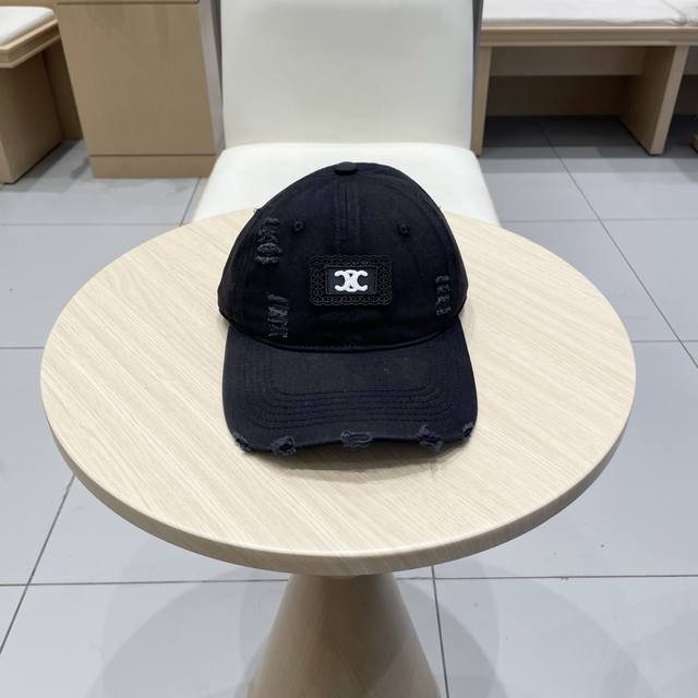 Celine Celine's new baseball cap The logo is a little smaller and the lasts are