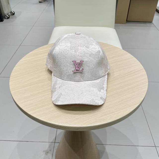 Lv Louis Vuitton high version of the counter hit baseball cap re-made to create
