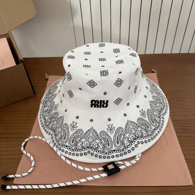 Miumiu new order model embroidered graffiti bucket hat, a big brand, super easy