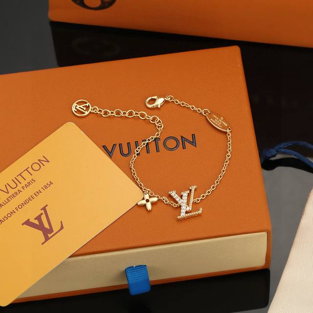 Louis Vuitton gold letter bracelet inherits the exquisite craftsmanship and poli