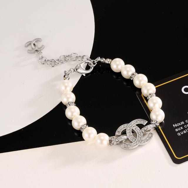 The texture is so good! Ch Nel Chanel's new pearl bracelet Glass pearls and smal