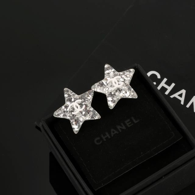 Today's new product Chanel acrylic star silver sequin double C earrings Noble an