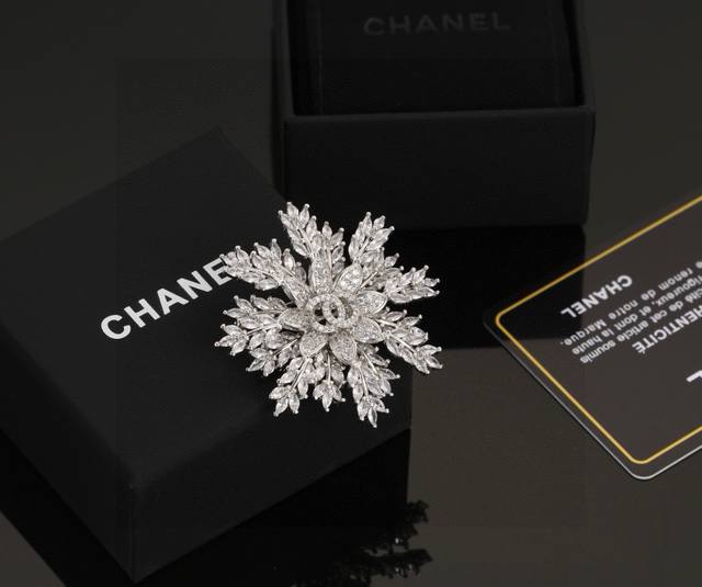 Chanel New Chanel counters are synchronized with the new Chanel snowflake brooch