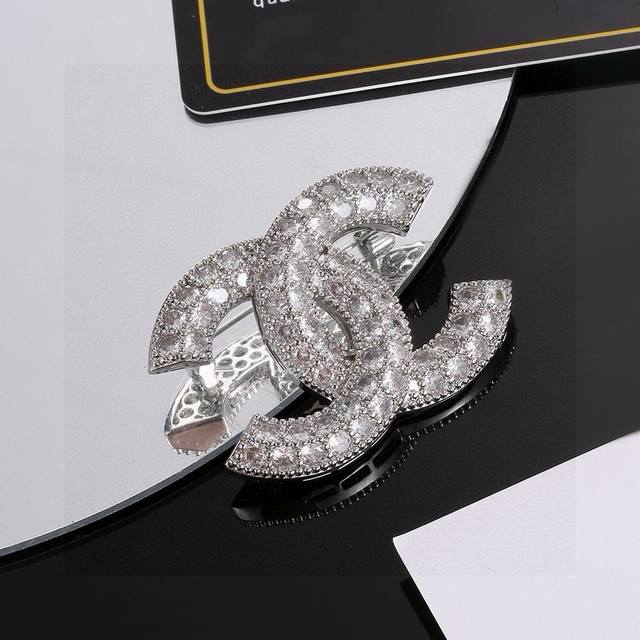 Ch Nel's latest crystal brooch is indescribably classy and pleasing to the eye C