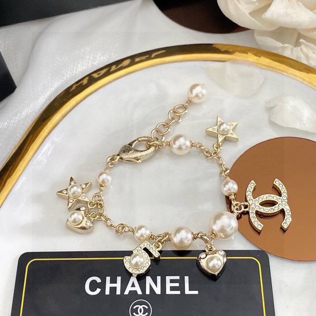 Chanel bracelet multi-element bracelet classic and versatile, highlighting the