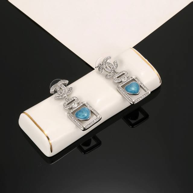 Xiaoxiang's new Chanel perfume bottle earrings are exactly the same as the orig