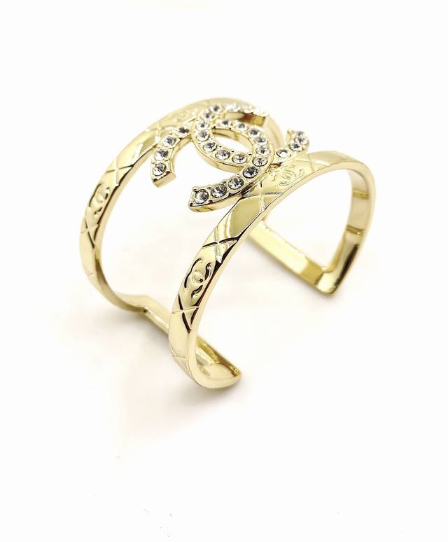 Ch*Nel Latest hollow Cc large bracelet consistent Zp brass material DDD
