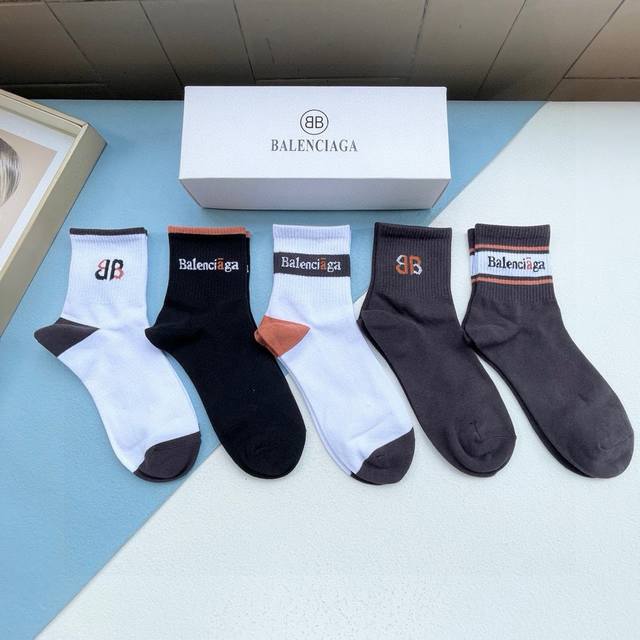 comes with packaging. One box contains five pairs of Balenciaga. High quality a