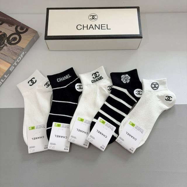 comes with packaging, 5 pairs in a box Chanel's new high-end socks! Popular let