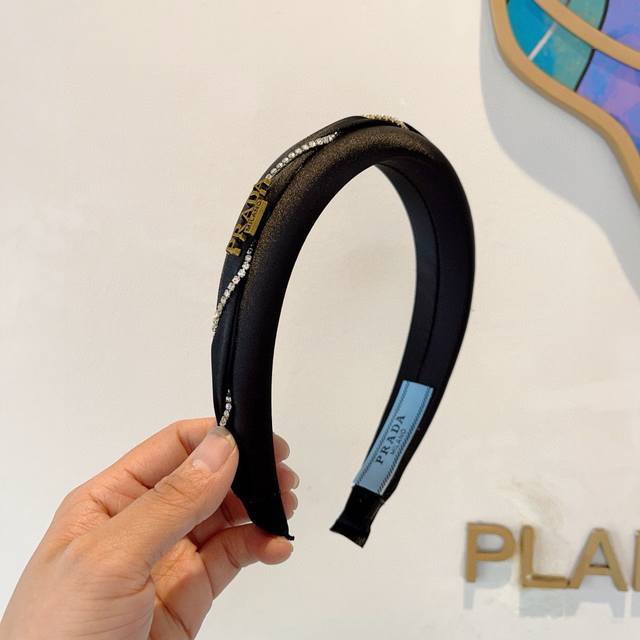 with packagingPrada's new trendy headband. A must-have for a goddess with tempe