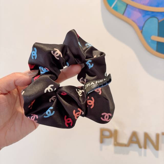 with packaging Chanel's new style hair band, exquisite intestinal rubber band,