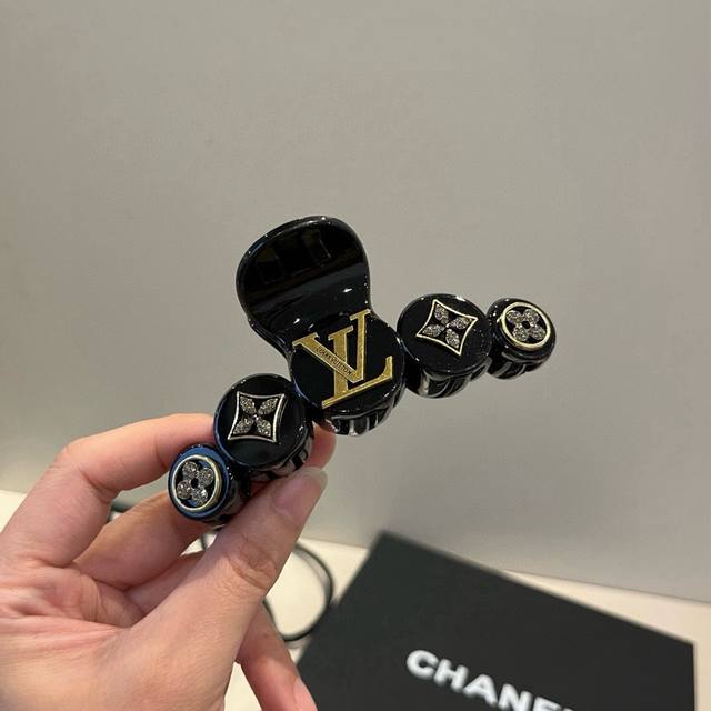 Lv Louis Vuitton hairpin DDD