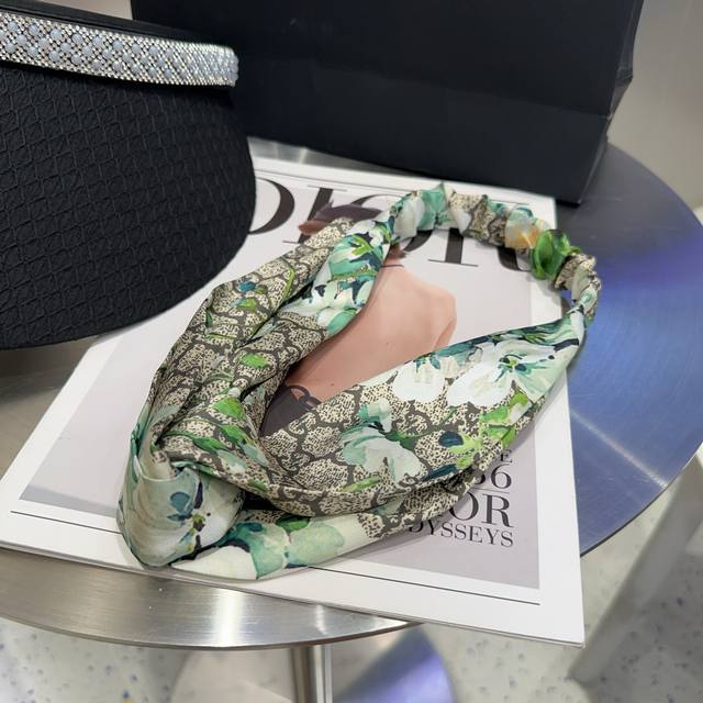 with packaging Gucci's latest Gg headband, fashionable and trendy, super beauti
