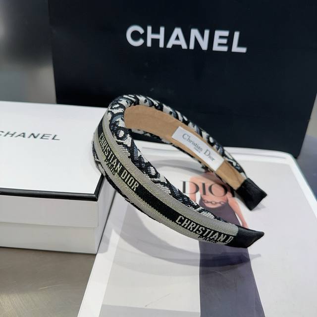 with packaging boxDior's new Cd letter headband, simple, practical and fashiona