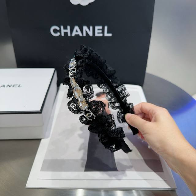 with boxChanel's latest headband, a story of diamonds and lace, super beautiful