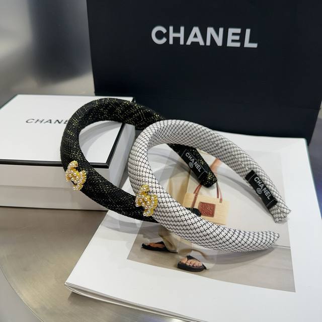 with boxChanel's latest pearl headband, super beautiful! Very ladylike, a must-
