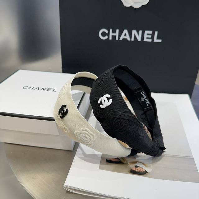 with boxChanel's latest small camellia embossed headband, super beautiful! Very