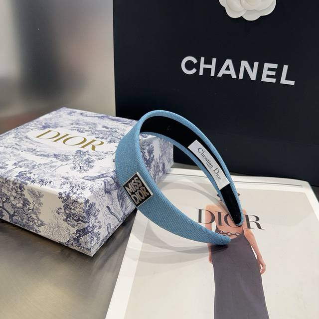 with packaging boxDior's new Cd denim headband, simple, practical and fashionab