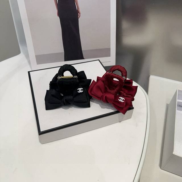 with packaging boxChanel Chanel's most popular new grab clip, a beautiful one!