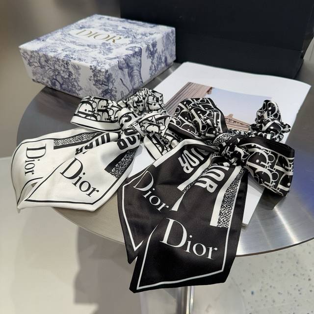 with packaging boxDior's new Cd ribbon hairband, simple, practical and fashiona