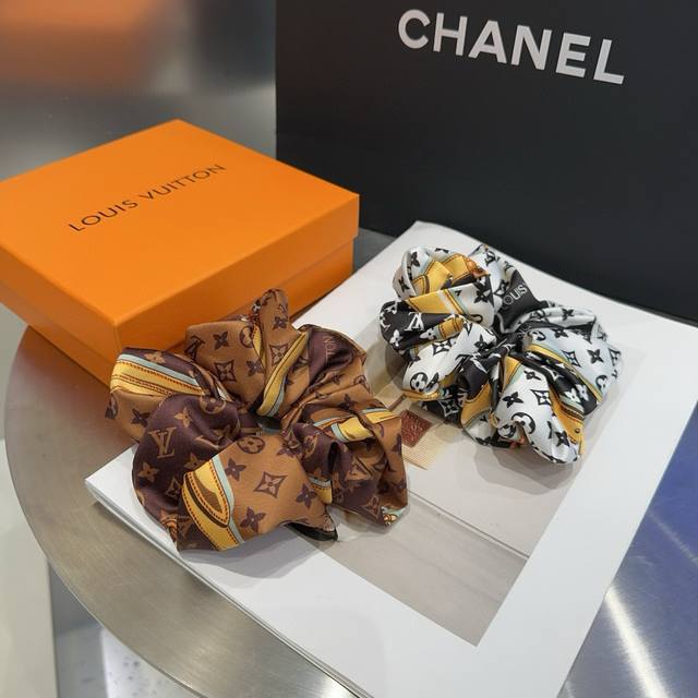 with packaging boxLouis Vuitton Louis Vuitton's new hairband, classic Lv logo,