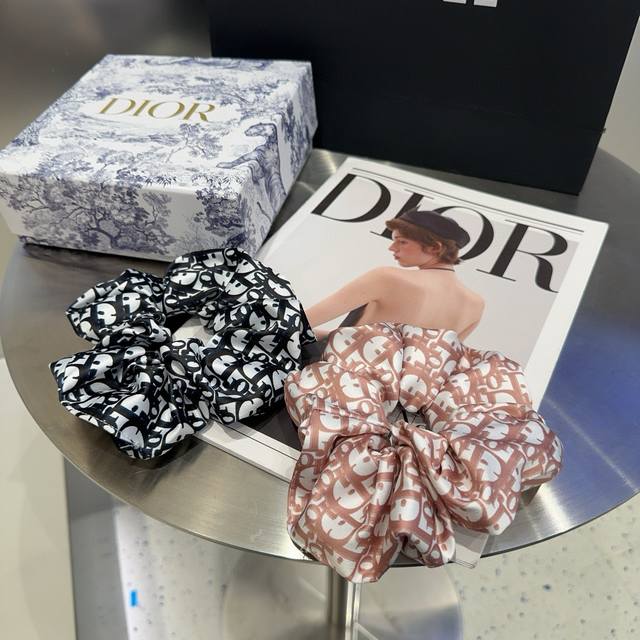 with packaging boxDior's new CD hairband, simple, practical and fashionable! A
