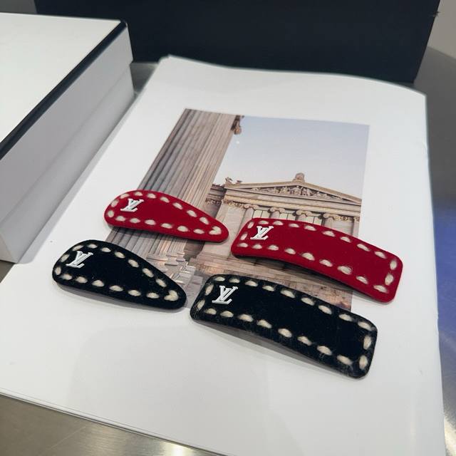 Comes with a box, one pair to match as you wish Louis Vuitton's latest side cli