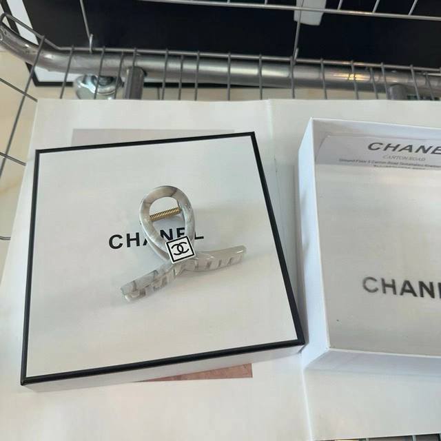 with packaging boxChanel's latest small fragrance clip, simple and practical, f