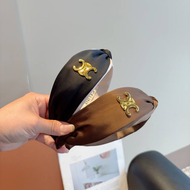 with packaging Celine's new Internet celebrity headband, comfortable to wear wi