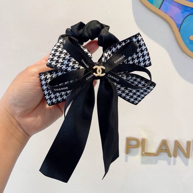 with packaging Chanel butterfly colon ring, new silk ribbon, head tied rubber b