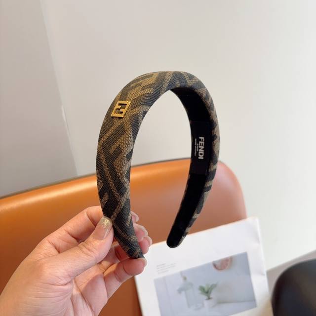 with packaging Fendi Fendi's hot new headband, wide version original goods, sim