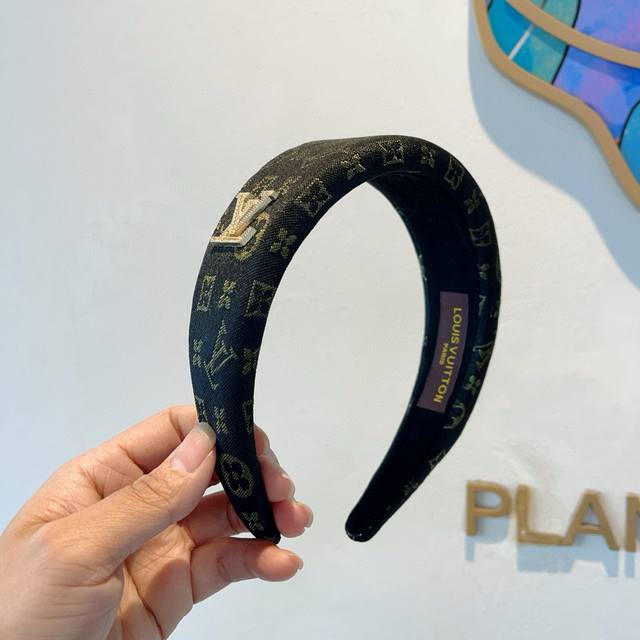 with packaging Lv Louis Vuitton's hottest new headband, fashionable headband, t