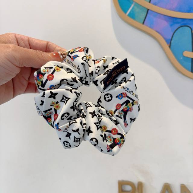 with packaging Lv Louis Vuitton popular silk hair band, exquisite intestinal ru