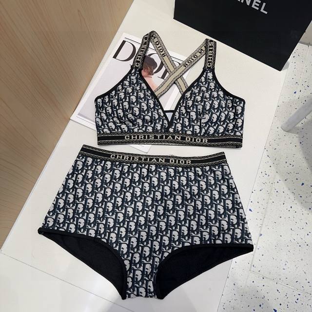 Dior swimsuit, the upper body is slim and beautiful! Wearing it is very fashiona