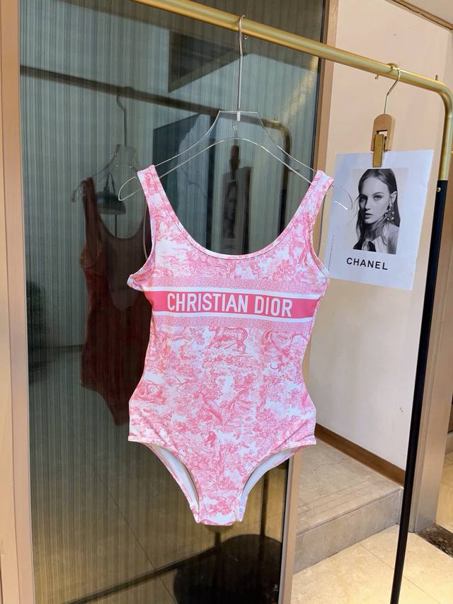 Dior One-piece swimsuit, slim waist and long legs! Super nice. You can wear it w